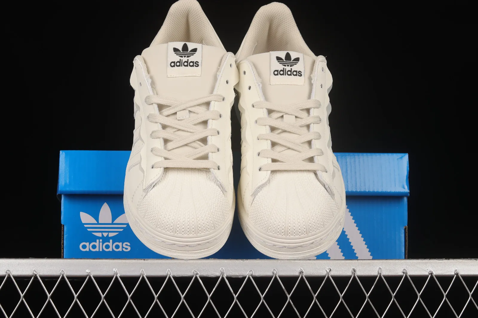 Adidas Originals Superstar Cloud White Metallic Gold GW4441