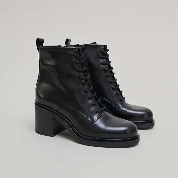 Heeled lowboots with laces in black leather