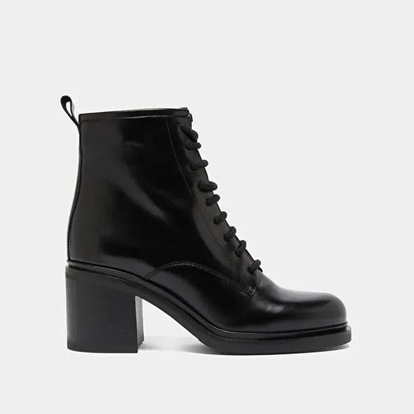 Heeled lowboots with laces in black leather