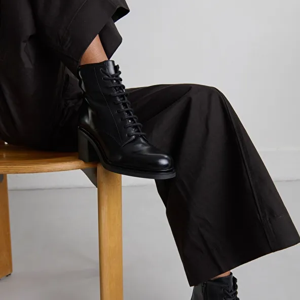 Heeled lowboots with laces in black leather