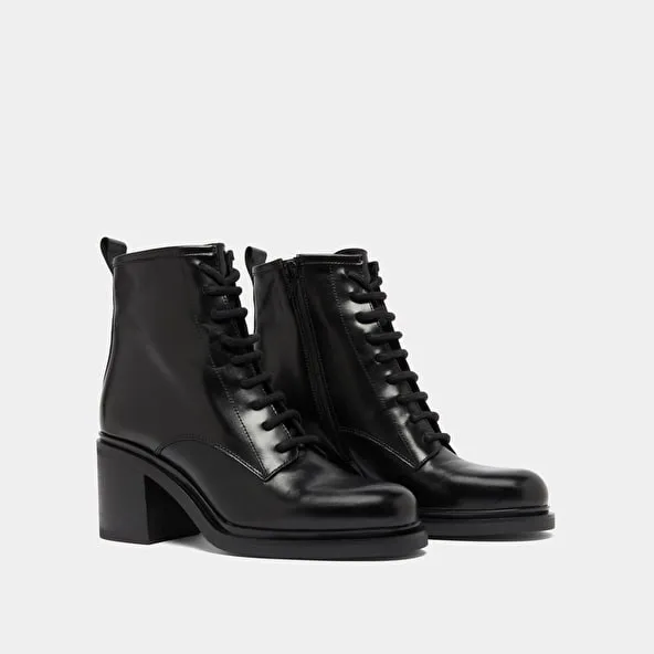 Heeled lowboots with laces in black leather