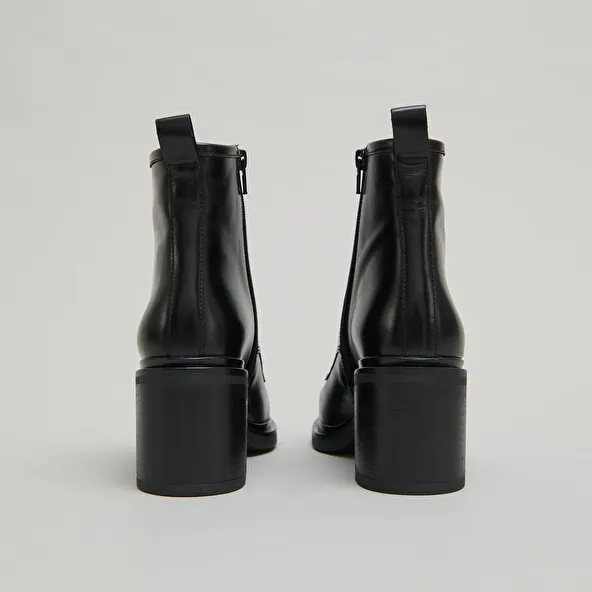 Heeled lowboots with laces in black leather