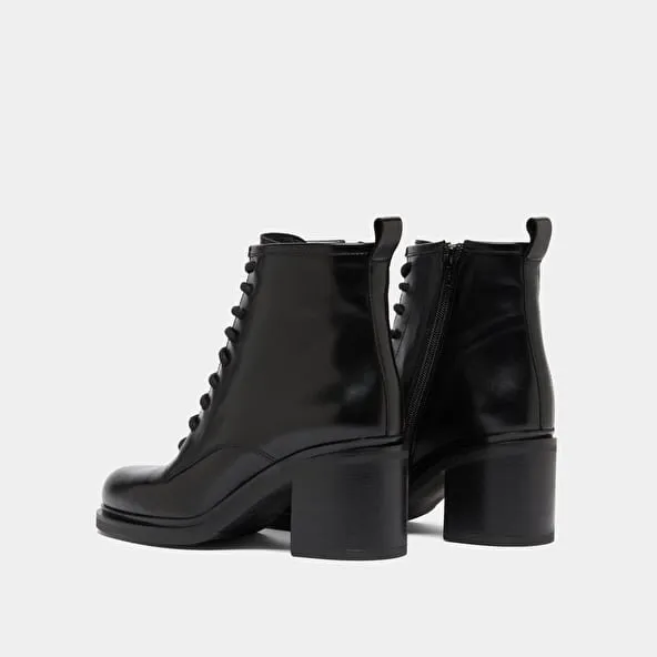 Heeled lowboots with laces in black leather