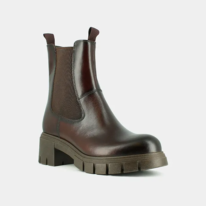 Lowboots with notched soles and round toes in red-brown leather