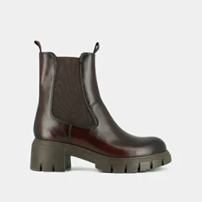 Lowboots with notched soles and round toes in red-brown leather