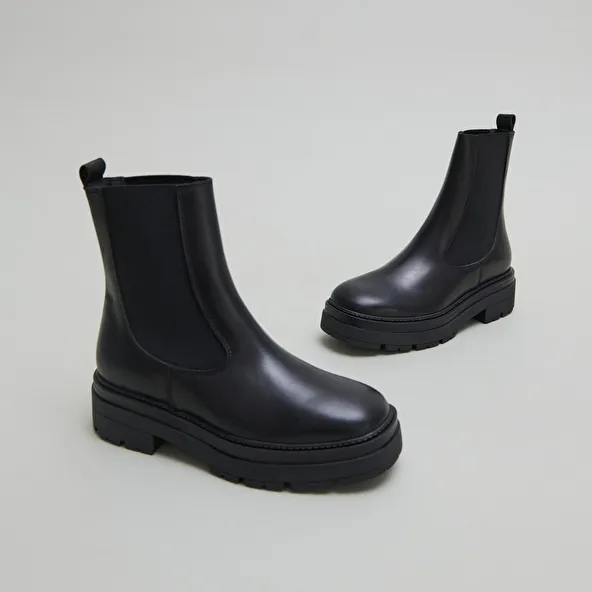 Platform lowboots in black leather