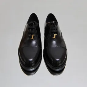 Round-toe richelieus in black glazed leather