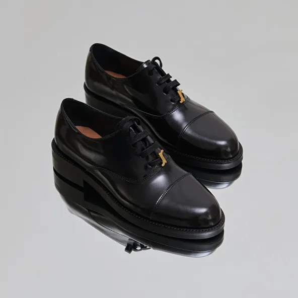 Round-toe richelieus in black glazed leather