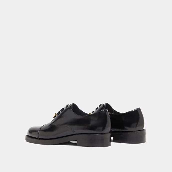 Round-toe richelieus in black glazed leather